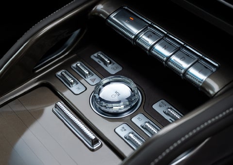 A crystal-inspired volume knob is shown in the center floor console of a 2024 Lincoln Nautilus® SUV. | Pines Lincoln in Pembroke Pines FL